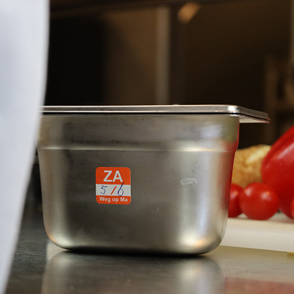 Zaterdag sticker op koelingbak keuken restaurant datum | EETikon
